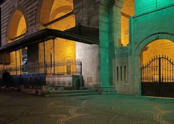 Edirne’de tarihi caminin musluklarını çalmak istedi