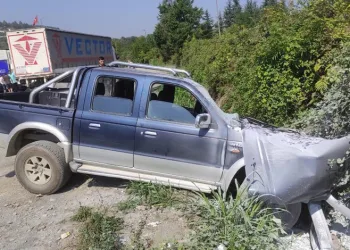 Sakarya’da kontrolden çıkan pikap TIR’a çarptı