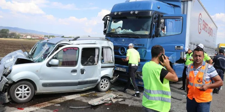 TEM’de zincirleme kaza: 6 araç birbirine girdi