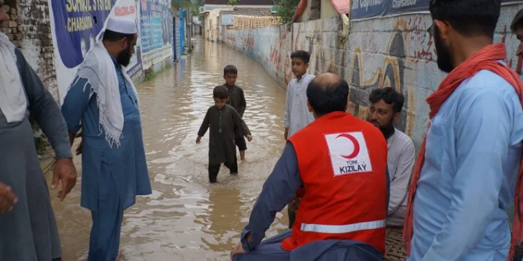 Türk Kızılay’ın Pakistan’da yardımları sürüyor