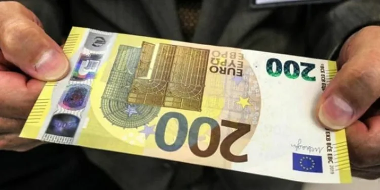 200 euro ile yaptığı tepki çekti
