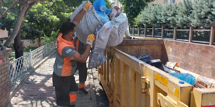 Bakırköy’de evden 4 kamyon çöp çıktı