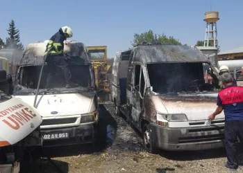 Yaşları küçük çocuklar ambulansları yaktı
