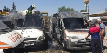 Yaşları küçük çocuklar ambulansları yaktı