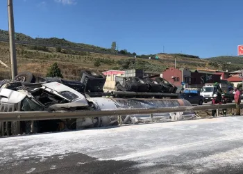 Bursa’da TIR refüje devrildi: Sürücü ağır yaralı