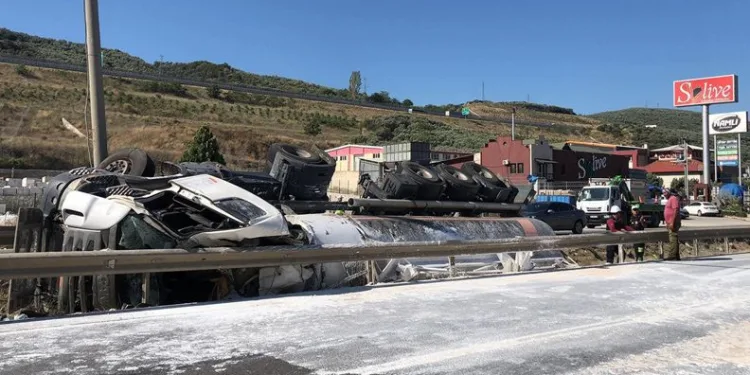 Bursa’da TIR refüje devrildi: Sürücü ağır yaralı