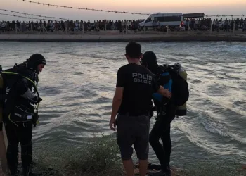 Kanala giren gençler akıntıya kapıldı
