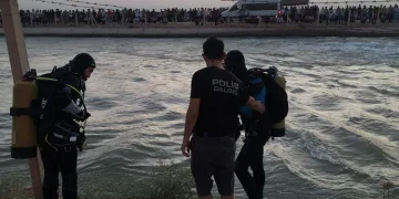 Kanala giren gençler akıntıya kapıldı