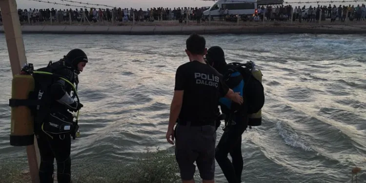 Kanala giren gençler akıntıya kapıldı