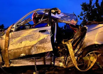 4 gencin bulunduğu otomobil şarampole girdi: 2 ölü
