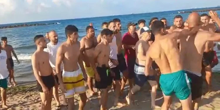 Plajda şortunu indirdiği iddia edilen şahıslar darp edildi