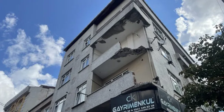 İstanbul’da tadilat sırasında balkon çöktü: 1 ölü