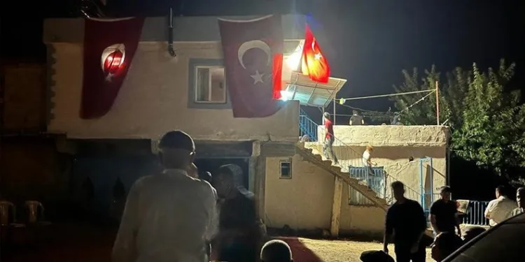 Adıyamanlı şehidin baba ocağına Türk bayrağı asıldı
