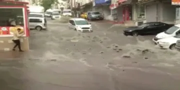 Esenyurt’ta sağanak yağış sonrası taşkın