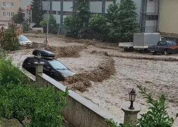 Bursa Mudanya’da yollar göle döndü