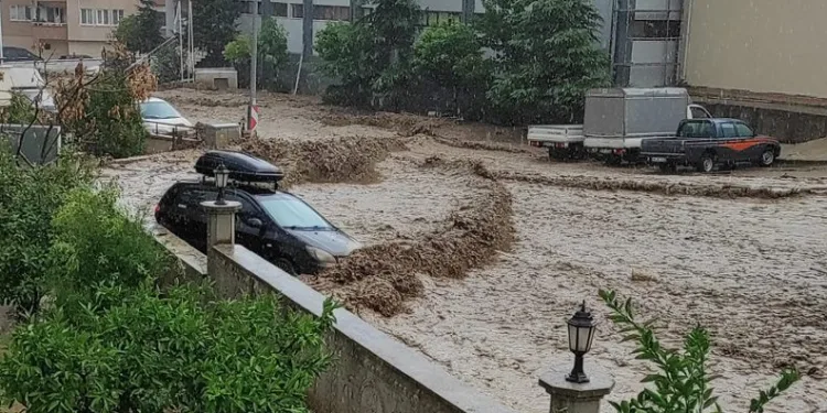 Bursa Mudanya’da yollar göle döndü