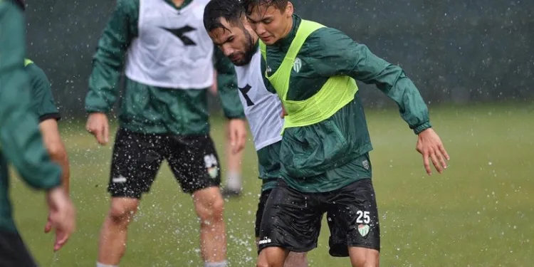 Bursaspor yağmur altında çalıştı