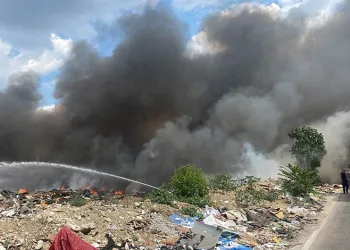 Bursa’da boş araziye atılan lastikler ateşe verildi