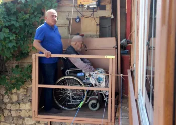 Yatalak babası için köy evine asansör kurdu