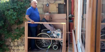 Yatalak babası için köy evine asansör kurdu
