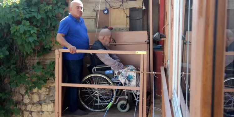 Yatalak babası için köy evine asansör kurdu