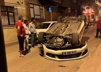 Bursa’da ara sokakta hız yapan otomobil takla attı