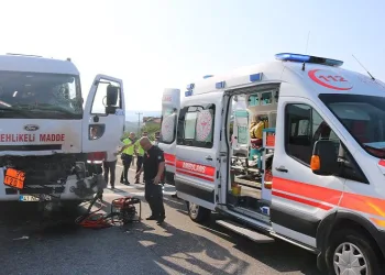 Akaryakıt yüklü tanker TIR’la çarpıştı