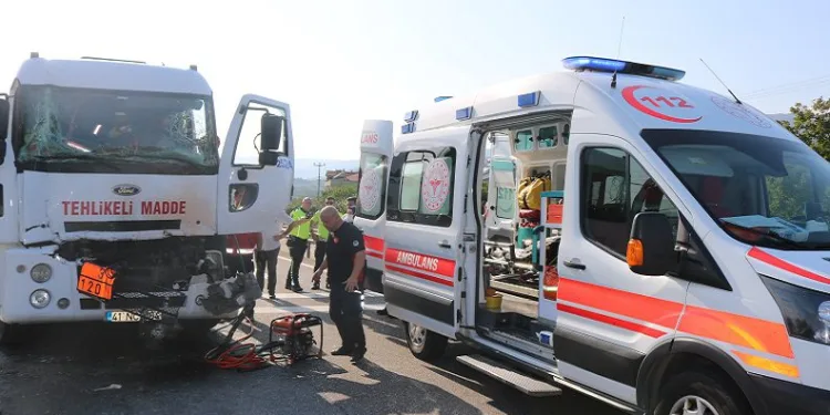 Akaryakıt yüklü tanker TIR’la çarpıştı