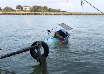 Ters dalga balıkçı teknesini batırdı