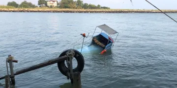 Ters dalga balıkçı teknesini batırdı