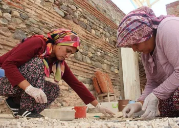 Kadınlardan bin 700 yıllık Sardes antik kentine ince dokunuş