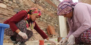 Kadınlardan bin 700 yıllık Sardes antik kentine ince dokunuş