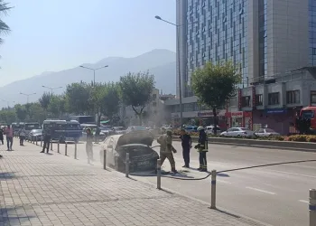 Bursa’da alev alan otomobil kullanılamaz hale geldi