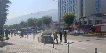 Bursa’da alev alan otomobil kullanılamaz hale geldi