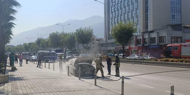 Bursa’da alev alan otomobil kullanılamaz hale geldi
