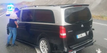 Kontrolden çıkan kamyonet bariyerlere çarptı: 4 yaralı
