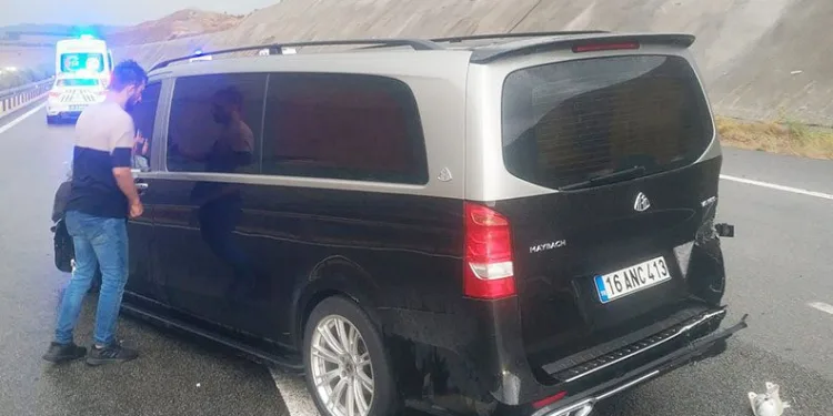 Kontrolden çıkan kamyonet bariyerlere çarptı: 4 yaralı