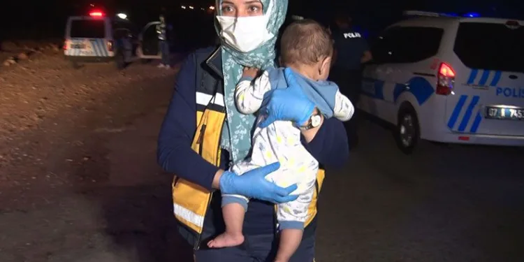 8 aylık bebek bir evin bahçesine bırakıldı