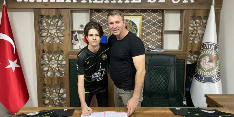 Mert Can İpci Namık Kemal Spor’la sözleşme imzaladı