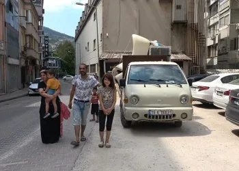 Bursa’da 3 çocuklu aile günlerdir parkta yaşıyor