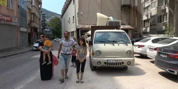 Bursa’da 3 çocuklu aile günlerdir parkta yaşıyor