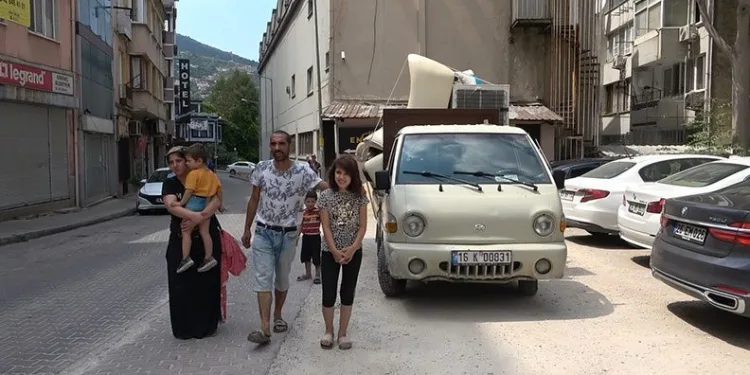 Bursa’da 3 çocuklu aile günlerdir parkta yaşıyor