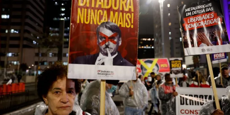 Brezilya’da Bolsonaro karşıtları sokağa döküldü