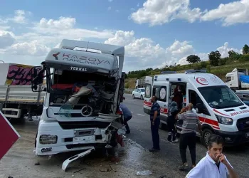 Samsun’da tur otobüsü TIR’la çarpıştı
