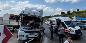 Samsun’da tur otobüsü TIR’la çarpıştı