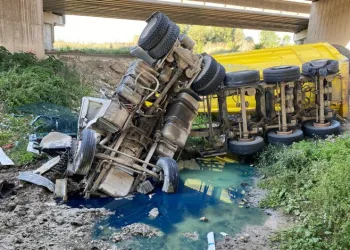 Silivri’de kamyon viyadükten 20 metre  aşağı uçtu