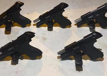 Mersin’de bir araçta ruhsatsız tabancalar ele geçirildi