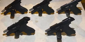 Mersin’de bir araçta ruhsatsız tabancalar ele geçirildi