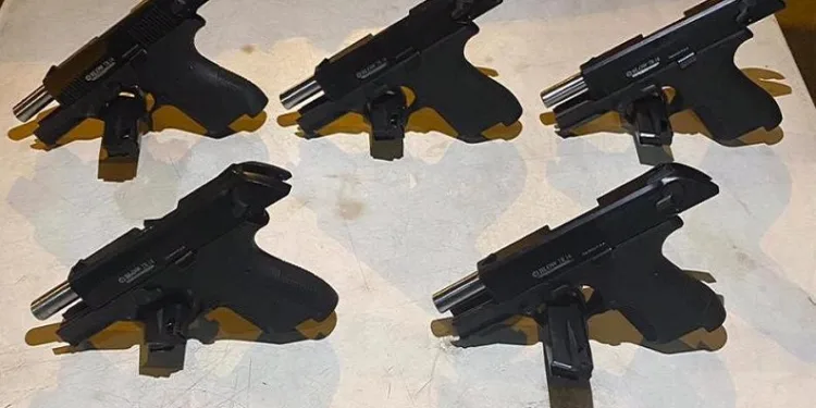 Mersin’de bir araçta ruhsatsız tabancalar ele geçirildi
