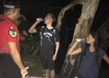 Likya yolunda mahsur kalan turistler kurtarıldı
